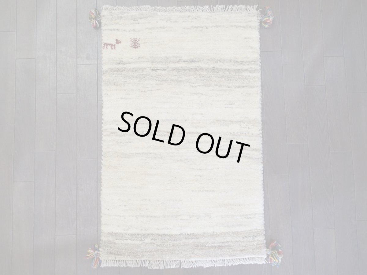 画像2: 新品 ペルシャ ギャッベ 玄関 マット 90cm サイズ 91 x 57 cm C110 肉厚 ウール ハンドメイド ギャベ 手織り トライバル ラグ 天然 敷物 カーペット 生成り クリーム 赤 動物 生命の樹 玄関ドアマットのアクセントに (2)