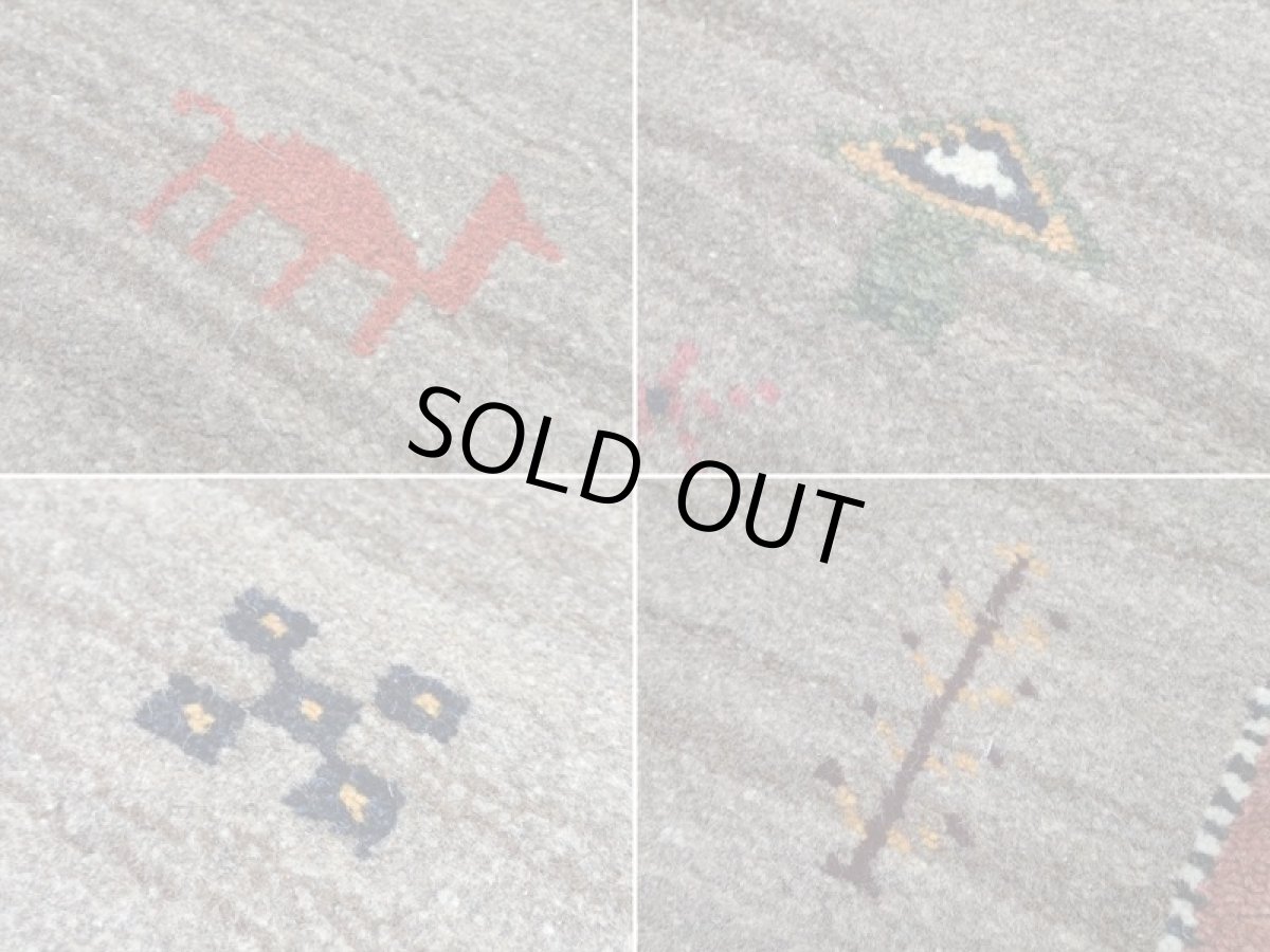 画像17: 新品 ペルシャ ギャッベ 玄関 マット 90cm サイズ 95 x 58 cm E101 肉厚 ウール ハンドメイド ギャベ 手織り トライバル ラグ 天然 敷物 カーペット 灰 茶 スモーキーピンク ラクダ 鹿 動物 生命の樹 玄関ドアマットのアクセントに (17)