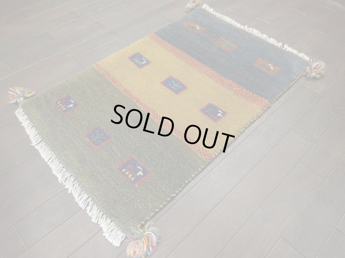 画像4: 新品 ペルシャ ギャッベ 玄関 マット 90cm サイズ 86 x 58 cm C112 肉厚 ウール ハンドメイド ギャベ 手織り トライバル ラグ 天然 敷物 カーペット 藍 紺 黄土色 緑 動物 生命の樹 玄関ドアマットのアクセントに (4)