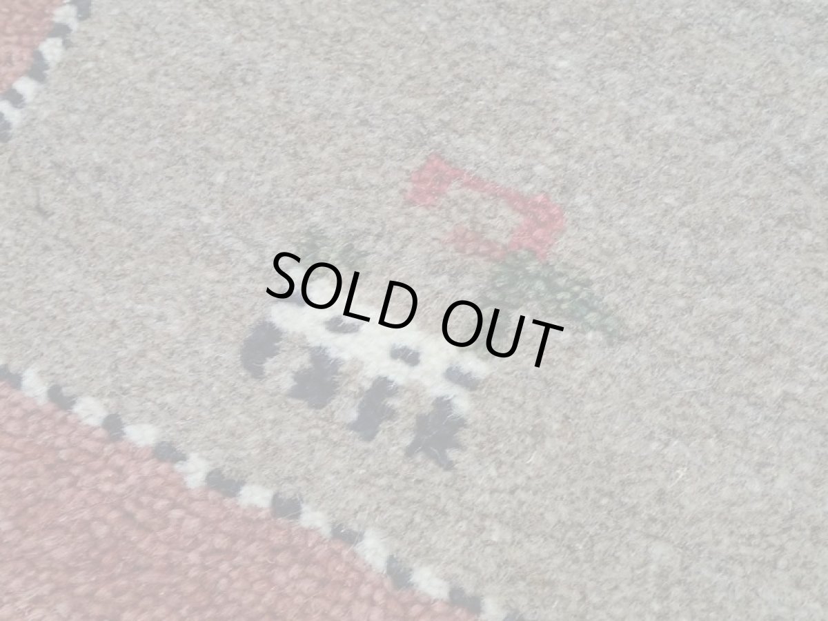 画像13: 新品 ペルシャ ギャッベ 玄関 マット 90cm サイズ 95 x 58 cm E101 肉厚 ウール ハンドメイド ギャベ 手織り トライバル ラグ 天然 敷物 カーペット 灰 茶 スモーキーピンク ラクダ 鹿 動物 生命の樹 玄関ドアマットのアクセントに (13)