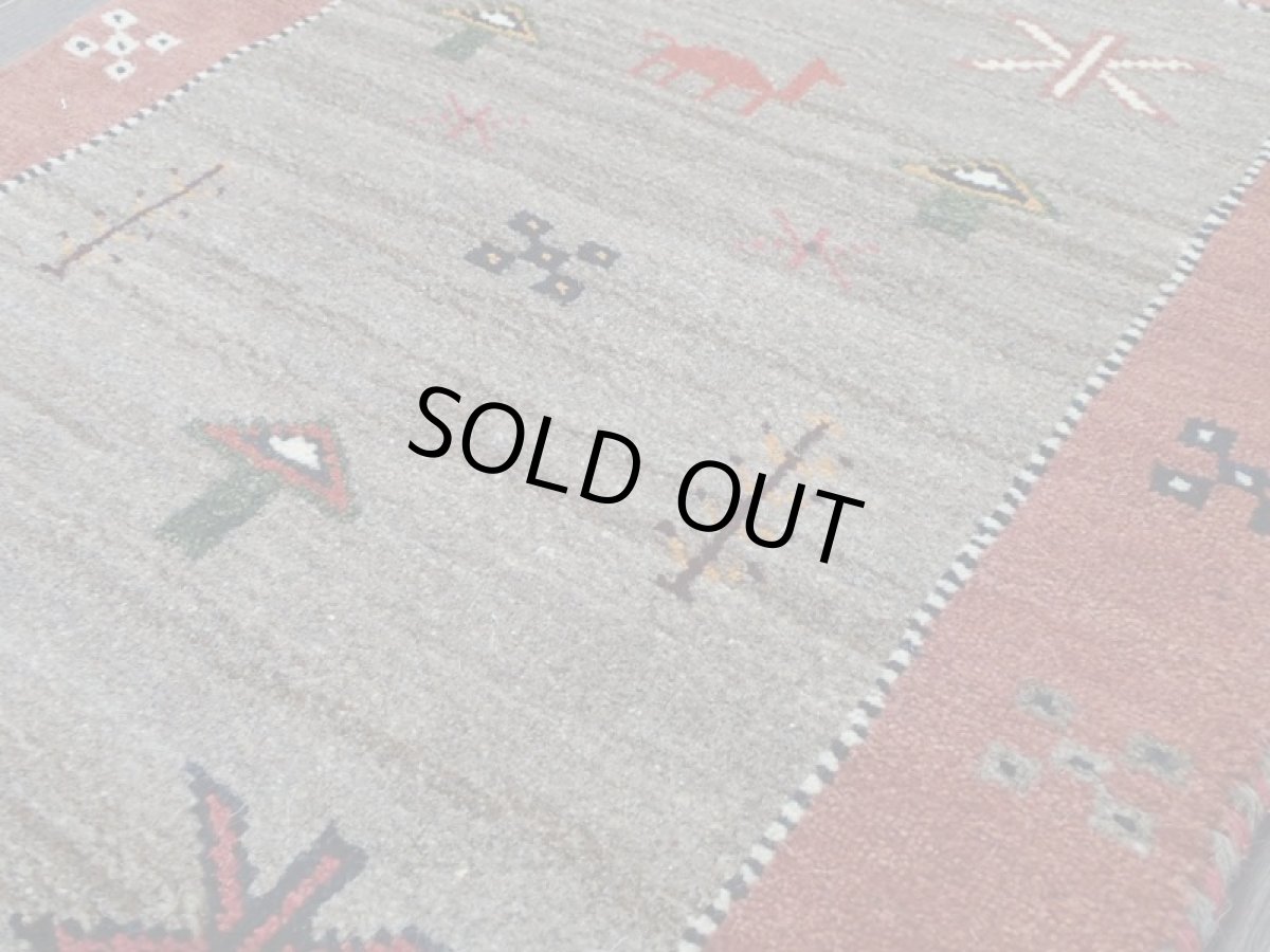 画像11: 新品 ペルシャ ギャッベ 玄関 マット 90cm サイズ 95 x 58 cm E101 肉厚 ウール ハンドメイド ギャベ 手織り トライバル ラグ 天然 敷物 カーペット 灰 茶 スモーキーピンク ラクダ 鹿 動物 生命の樹 玄関ドアマットのアクセントに (11)