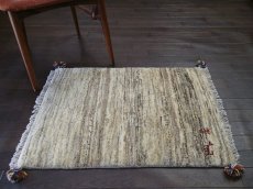 画像5: 新品 ペルシャ ギャッベ 玄関 マット 90cm サイズ 87 x 62 cm C111 肉厚 ウール ハンドメイド ギャベ 手織り トライバル ラグ 天然 敷物 カーペット 生成り クリーム 赤 動物 生命の樹 玄関ドアマットのアクセントに (5)