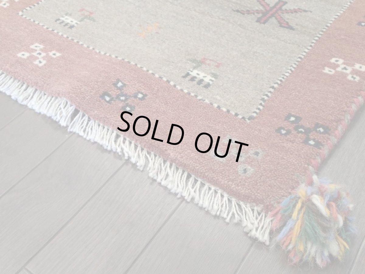 画像12: 新品 ペルシャ ギャッベ 玄関 マット 90cm サイズ 95 x 58 cm E101 肉厚 ウール ハンドメイド ギャベ 手織り トライバル ラグ 天然 敷物 カーペット 灰 茶 スモーキーピンク ラクダ 鹿 動物 生命の樹 玄関ドアマットのアクセントに (12)