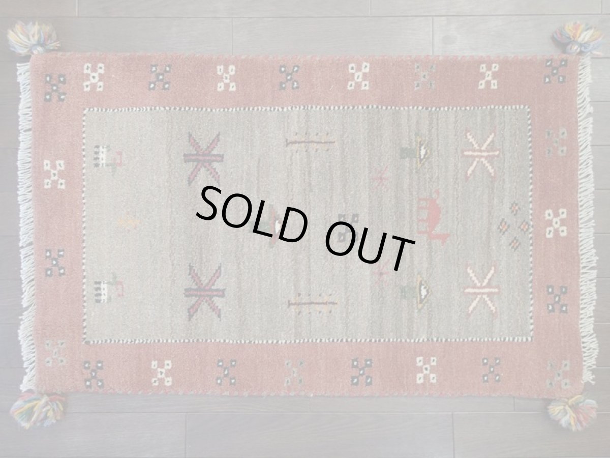 画像3: 新品 ペルシャ ギャッベ 玄関 マット 90cm サイズ 95 x 58 cm E101 肉厚 ウール ハンドメイド ギャベ 手織り トライバル ラグ 天然 敷物 カーペット 灰 茶 スモーキーピンク ラクダ 鹿 動物 生命の樹 玄関ドアマットのアクセントに (3)