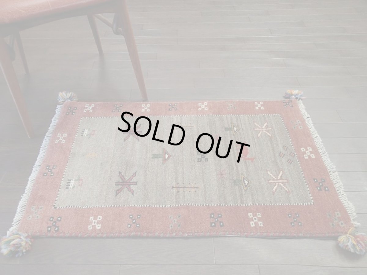 画像5: 新品 ペルシャ ギャッベ 玄関 マット 90cm サイズ 95 x 58 cm E101 肉厚 ウール ハンドメイド ギャベ 手織り トライバル ラグ 天然 敷物 カーペット 灰 茶 スモーキーピンク ラクダ 鹿 動物 生命の樹 玄関ドアマットのアクセントに (5)