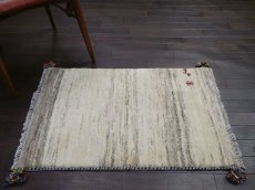 画像5: 新品 ペルシャ ギャッベ 玄関 マット 90cm サイズ 91 x 57 cm C110 肉厚 ウール ハンドメイド ギャベ 手織り トライバル ラグ 天然 敷物 カーペット 生成り クリーム 赤 動物 生命の樹 玄関ドアマットのアクセントに (5)