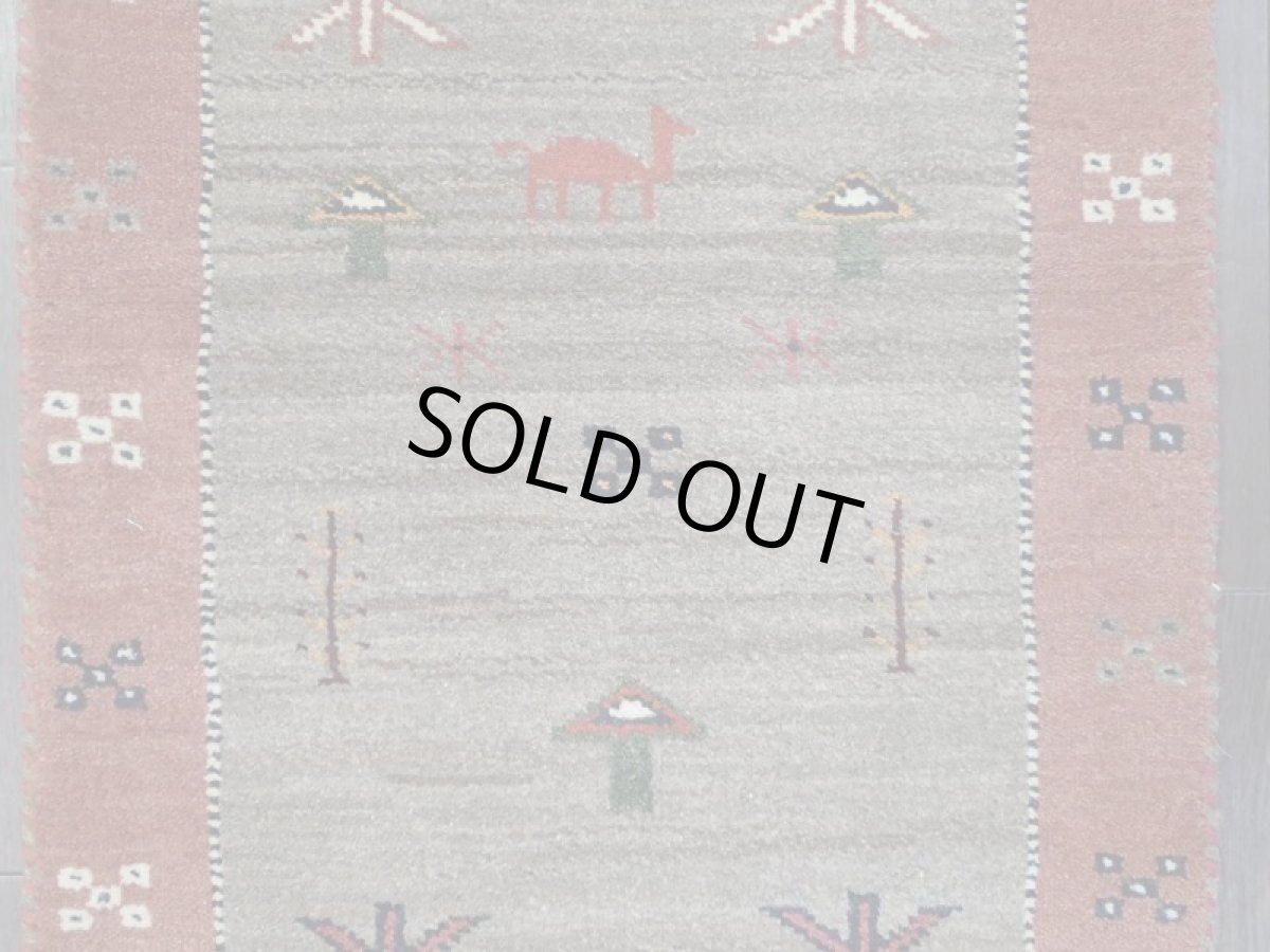 画像8: 新品 ペルシャ ギャッベ 玄関 マット 90cm サイズ 95 x 58 cm E101 肉厚 ウール ハンドメイド ギャベ 手織り トライバル ラグ 天然 敷物 カーペット 灰 茶 スモーキーピンク ラクダ 鹿 動物 生命の樹 玄関ドアマットのアクセントに (8)