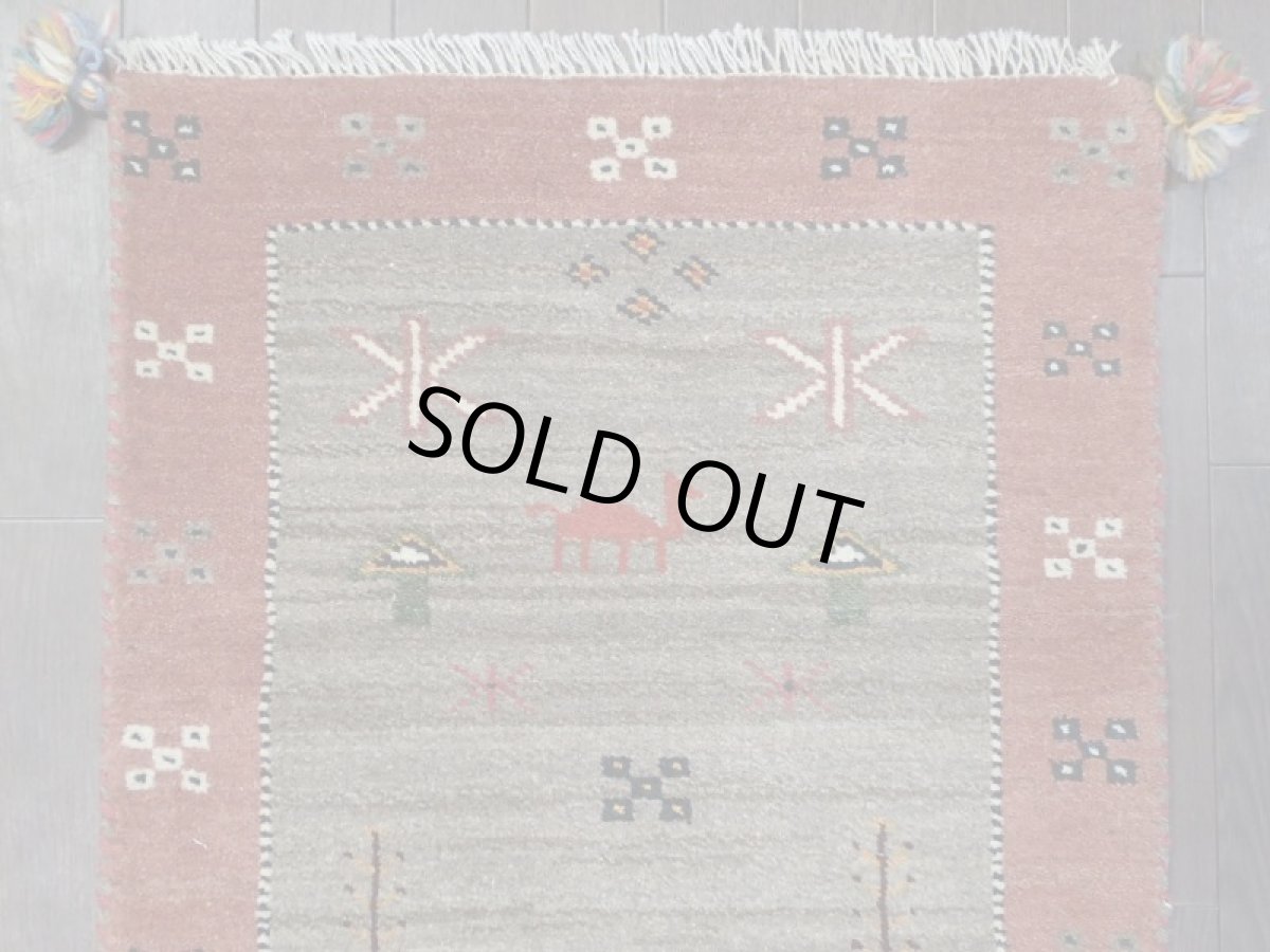 画像7: 新品 ペルシャ ギャッベ 玄関 マット 90cm サイズ 95 x 58 cm E101 肉厚 ウール ハンドメイド ギャベ 手織り トライバル ラグ 天然 敷物 カーペット 灰 茶 スモーキーピンク ラクダ 鹿 動物 生命の樹 玄関ドアマットのアクセントに (7)