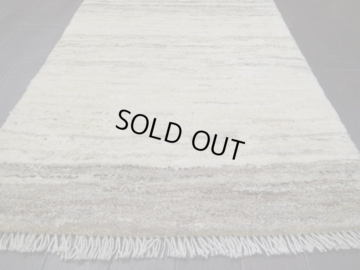 画像9: 新品 ペルシャ ギャッベ 玄関 マット 90cm サイズ 91 x 57 cm C110 肉厚 ウール ハンドメイド ギャベ 手織り トライバル ラグ 天然 敷物 カーペット 生成り クリーム 赤 動物 生命の樹 玄関ドアマットのアクセントに (9)