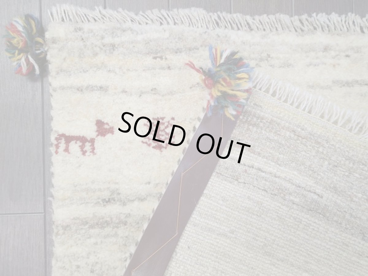 画像14: 新品 ペルシャ ギャッベ 玄関 マット 90cm サイズ 91 x 57 cm C110 肉厚 ウール ハンドメイド ギャベ 手織り トライバル ラグ 天然 敷物 カーペット 生成り クリーム 赤 動物 生命の樹 玄関ドアマットのアクセントに (14)