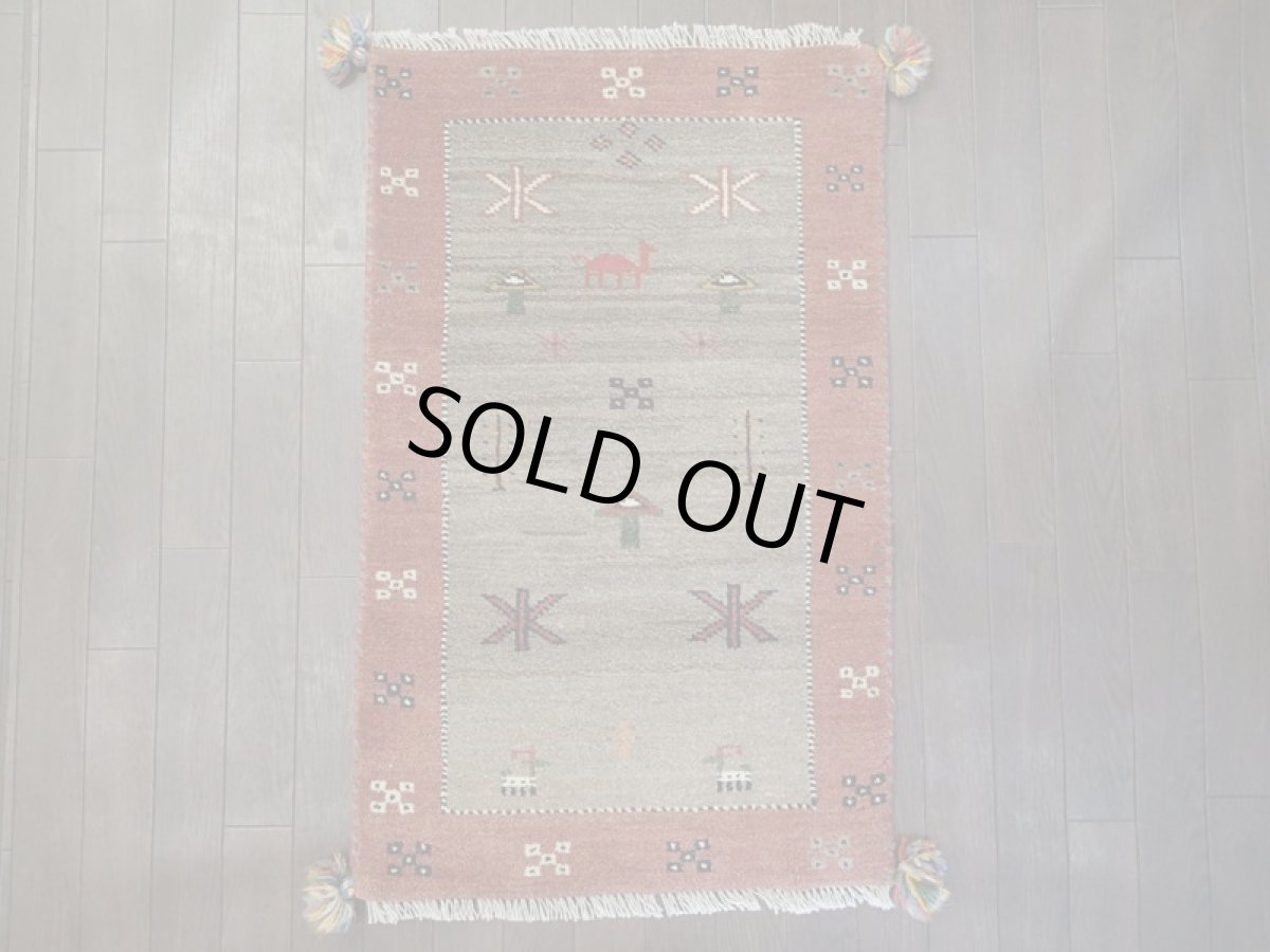画像2: 新品 ペルシャ ギャッベ 玄関 マット 90cm サイズ 95 x 58 cm E101 肉厚 ウール ハンドメイド ギャベ 手織り トライバル ラグ 天然 敷物 カーペット 灰 茶 スモーキーピンク ラクダ 鹿 動物 生命の樹 玄関ドアマットのアクセントに (2)