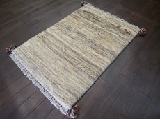 画像4: 新品 ペルシャ ギャッベ 玄関 マット 90cm サイズ 87 x 62 cm C111 肉厚 ウール ハンドメイド ギャベ 手織り トライバル ラグ 天然 敷物 カーペット 生成り クリーム 赤 動物 生命の樹 玄関ドアマットのアクセントに (4)