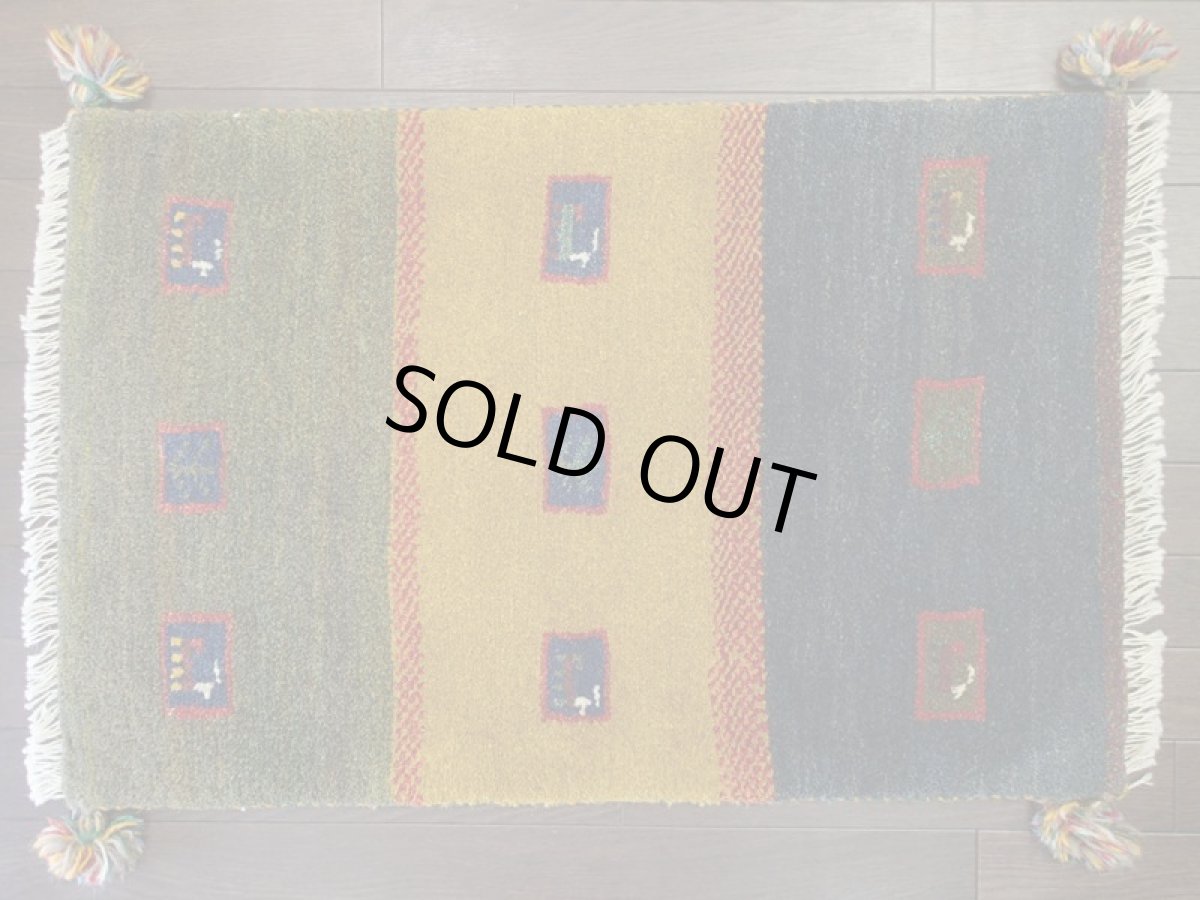 画像3: 新品 ペルシャ ギャッベ 玄関 マット 90cm サイズ 86 x 58 cm C112 肉厚 ウール ハンドメイド ギャベ 手織り トライバル ラグ 天然 敷物 カーペット 藍 紺 黄土色 緑 動物 生命の樹 玄関ドアマットのアクセントに (3)