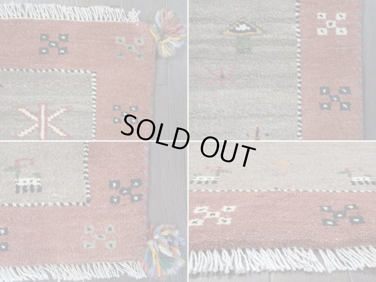 画像18: 新品 ペルシャ ギャッベ 玄関 マット 90cm サイズ 95 x 58 cm E101 肉厚 ウール ハンドメイド ギャベ 手織り トライバル ラグ 天然 敷物 カーペット 灰 茶 スモーキーピンク ラクダ 鹿 動物 生命の樹 玄関ドアマットのアクセントに (18)