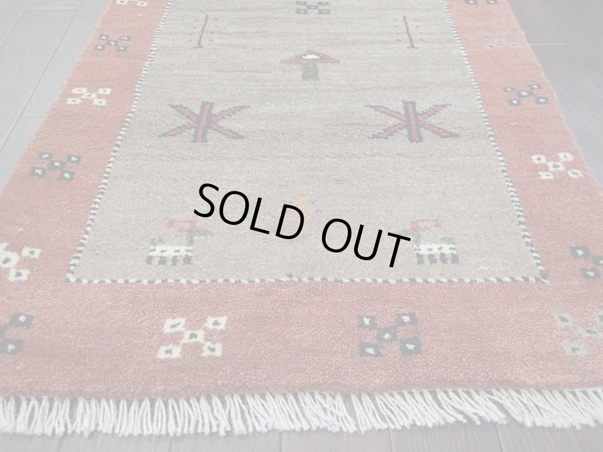 画像6: 新品 ペルシャ ギャッベ 玄関 マット 90cm サイズ 95 x 58 cm E101 肉厚 ウール ハンドメイド ギャベ 手織り トライバル ラグ 天然 敷物 カーペット 灰 茶 スモーキーピンク ラクダ 鹿 動物 生命の樹 玄関ドアマットのアクセントに (6)