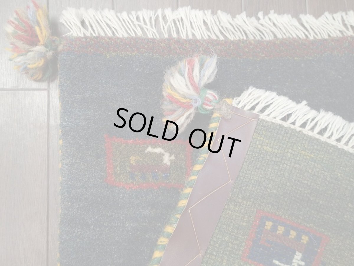 画像16: 新品 ペルシャ ギャッベ 玄関 マット 90cm サイズ 86 x 58 cm C112 肉厚 ウール ハンドメイド ギャベ 手織り トライバル ラグ 天然 敷物 カーペット 藍 紺 黄土色 緑 動物 生命の樹 玄関ドアマットのアクセントに (16)