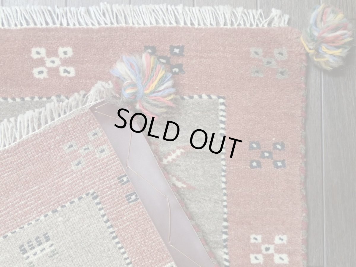 画像14: 新品 ペルシャ ギャッベ 玄関 マット 90cm サイズ 95 x 58 cm E101 肉厚 ウール ハンドメイド ギャベ 手織り トライバル ラグ 天然 敷物 カーペット 灰 茶 スモーキーピンク ラクダ 鹿 動物 生命の樹 玄関ドアマットのアクセントに (14)