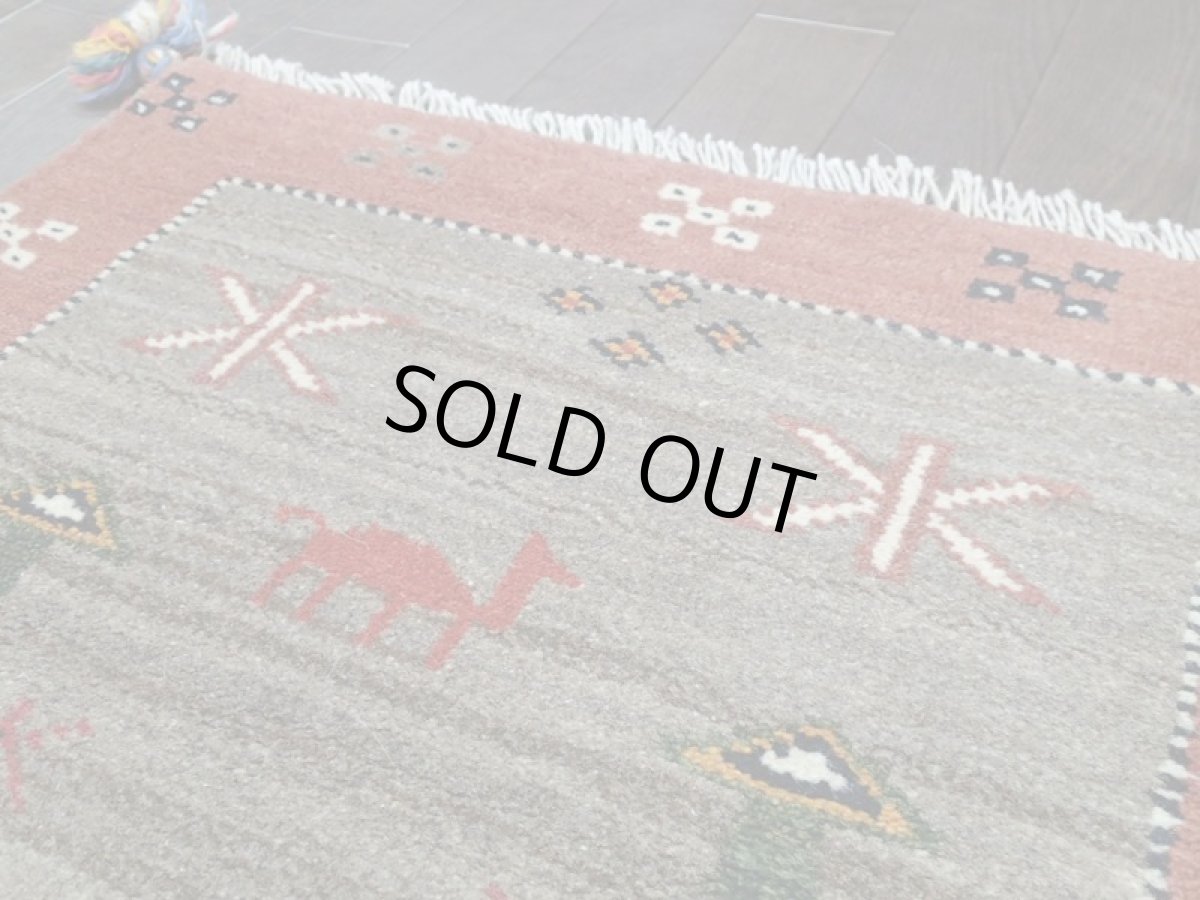 画像10: 新品 ペルシャ ギャッベ 玄関 マット 90cm サイズ 95 x 58 cm E101 肉厚 ウール ハンドメイド ギャベ 手織り トライバル ラグ 天然 敷物 カーペット 灰 茶 スモーキーピンク ラクダ 鹿 動物 生命の樹 玄関ドアマットのアクセントに (10)