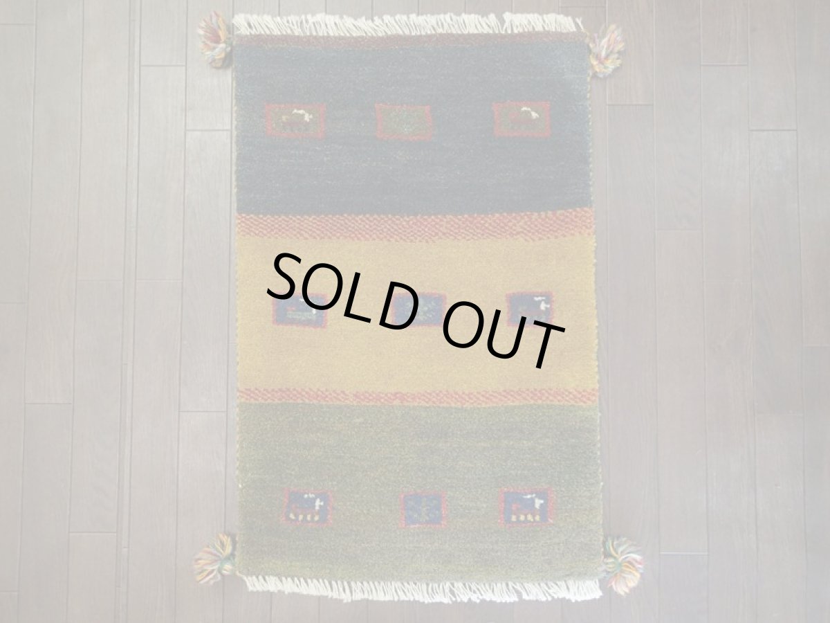 画像2: 新品 ペルシャ ギャッベ 玄関 マット 90cm サイズ 86 x 58 cm C112 肉厚 ウール ハンドメイド ギャベ 手織り トライバル ラグ 天然 敷物 カーペット 藍 紺 黄土色 緑 動物 生命の樹 玄関ドアマットのアクセントに (2)