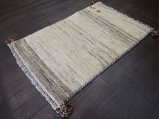 画像4: 新品 ペルシャ ギャッベ 玄関 マット 90cm サイズ 91 x 57 cm C110 肉厚 ウール ハンドメイド ギャベ 手織り トライバル ラグ 天然 敷物 カーペット 生成り クリーム 赤 動物 生命の樹 玄関ドアマットのアクセントに (4)