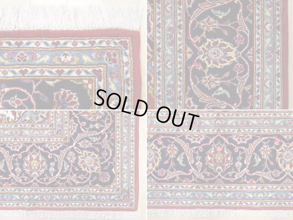 画像18: 美品 オールド ペルシャ 絨毯 カシャーン リビング ダイニング 大判 3m 6畳 3人掛けソファ サイズ  306 x 200 cm z108 手織り トライバル ラグ 天然 ウール 敷物 マット カーペット 青 生成り 赤 アラベスク 草木 花 柄 ヴィンテージ ビンテージ OLD 工房名入り (18)