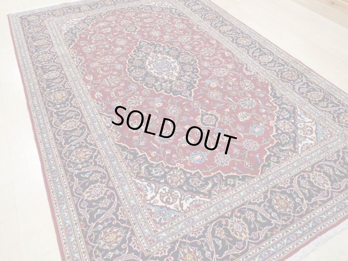 画像6: 美品 オールド ペルシャ 絨毯 カシャーン リビング ダイニング 大判 3m 6畳 3人掛けソファ サイズ  306 x 200 cm z108 手織り トライバル ラグ 天然 ウール 敷物 マット カーペット 青 生成り 赤 アラベスク 草木 花 柄 ヴィンテージ ビンテージ OLD 工房名入り (6)