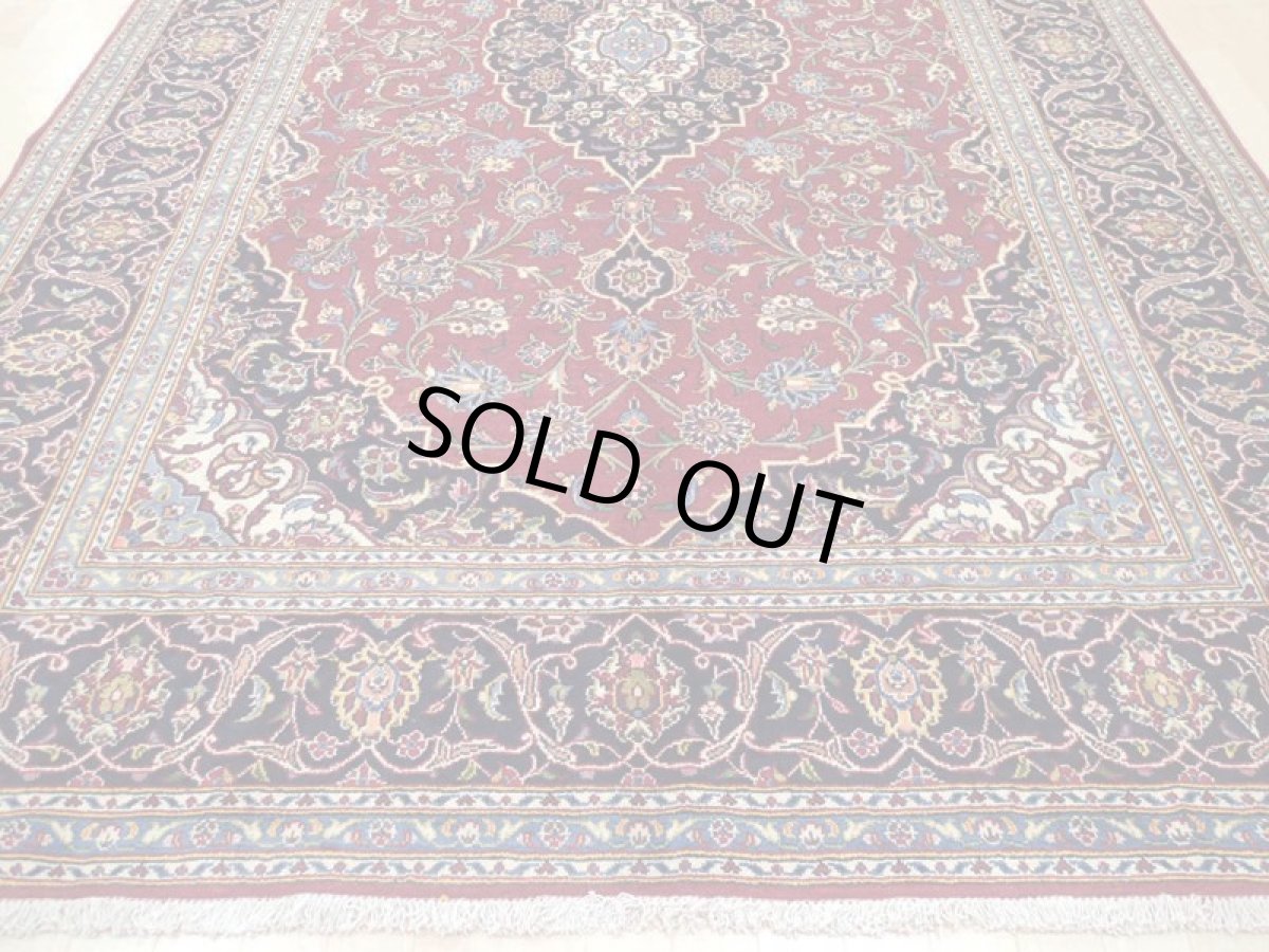 画像9: 美品 オールド ペルシャ 絨毯 カシャーン リビング ダイニング 大判 3m 6畳 3人掛けソファ サイズ  306 x 200 cm z108 手織り トライバル ラグ 天然 ウール 敷物 マット カーペット 青 生成り 赤 アラベスク 草木 花 柄 ヴィンテージ ビンテージ OLD 工房名入り (9)