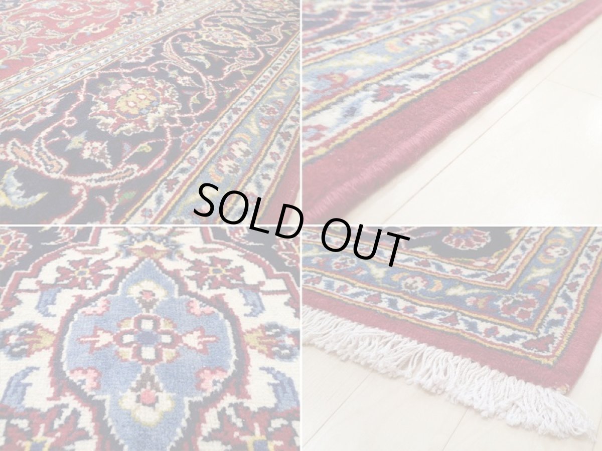 画像17: 美品 オールド ペルシャ 絨毯 カシャーン リビング ダイニング 大判 3m 6畳 3人掛けソファ サイズ  306 x 200 cm z108 手織り トライバル ラグ 天然 ウール 敷物 マット カーペット 青 生成り 赤 アラベスク 草木 花 柄 ヴィンテージ ビンテージ OLD 工房名入り (17)