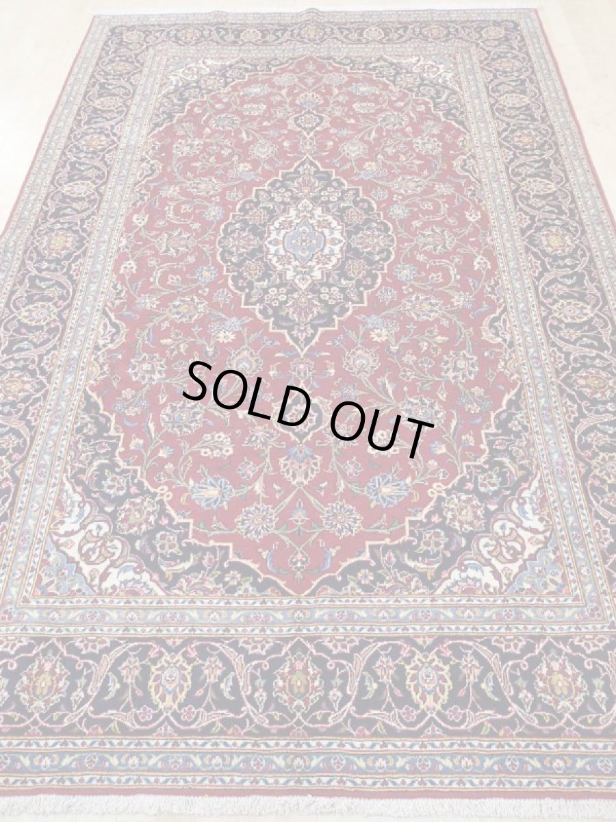 画像5: 美品 オールド ペルシャ 絨毯 カシャーン リビング ダイニング 大判 3m 6畳 3人掛けソファ サイズ  306 x 200 cm z108 手織り トライバル ラグ 天然 ウール 敷物 マット カーペット 青 生成り 赤 アラベスク 草木 花 柄 ヴィンテージ ビンテージ OLD 工房名入り (5)