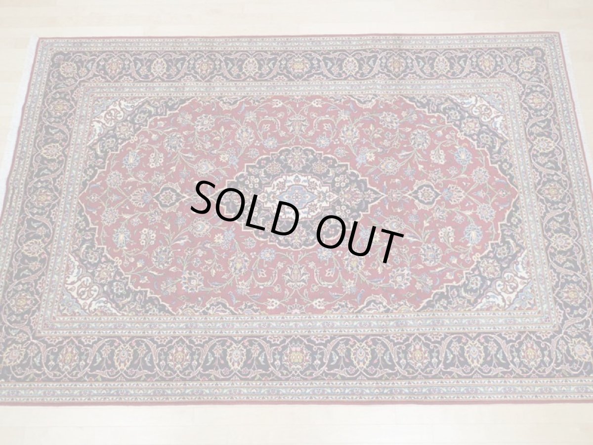 画像3: 美品 オールド ペルシャ 絨毯 カシャーン リビング ダイニング 大判 3m 6畳 3人掛けソファ サイズ  306 x 200 cm z108 手織り トライバル ラグ 天然 ウール 敷物 マット カーペット 青 生成り 赤 アラベスク 草木 花 柄 ヴィンテージ ビンテージ OLD 工房名入り (3)