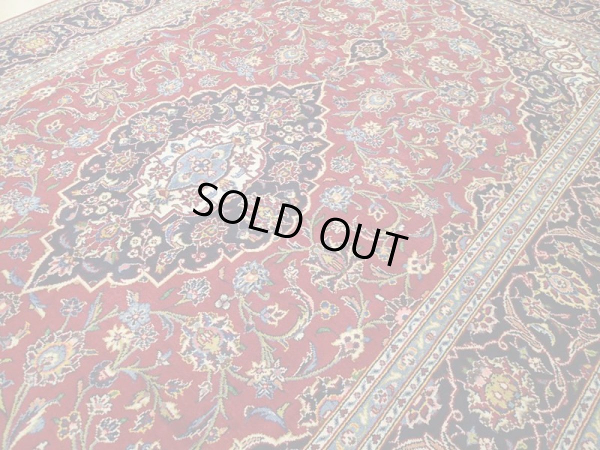 画像11: 美品 オールド ペルシャ 絨毯 カシャーン リビング ダイニング 大判 3m 6畳 3人掛けソファ サイズ  306 x 200 cm z108 手織り トライバル ラグ 天然 ウール 敷物 マット カーペット 青 生成り 赤 アラベスク 草木 花 柄 ヴィンテージ ビンテージ OLD 工房名入り (11)