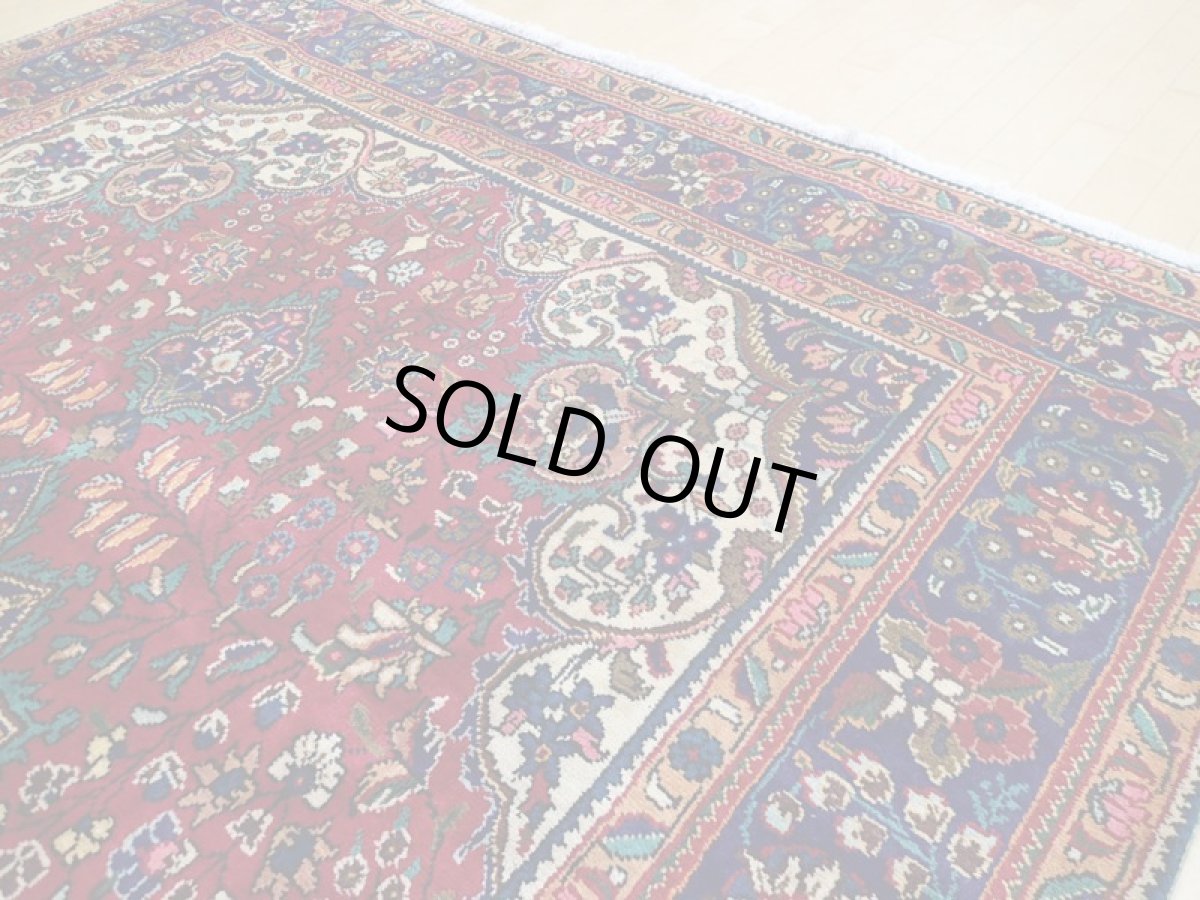 画像10: オールド ペルシャ 絨毯 タブリーズ リビング ダイニング 大判 3m 6畳 3人掛けソファ サイズ  300 x 205 cm z150 手織り トライバル ラグ 天然 ウール 敷物 マット カーペット 青 赤 メダリオン 草木 花 柄 ヴィンテージ ビンテージ OLD (10)