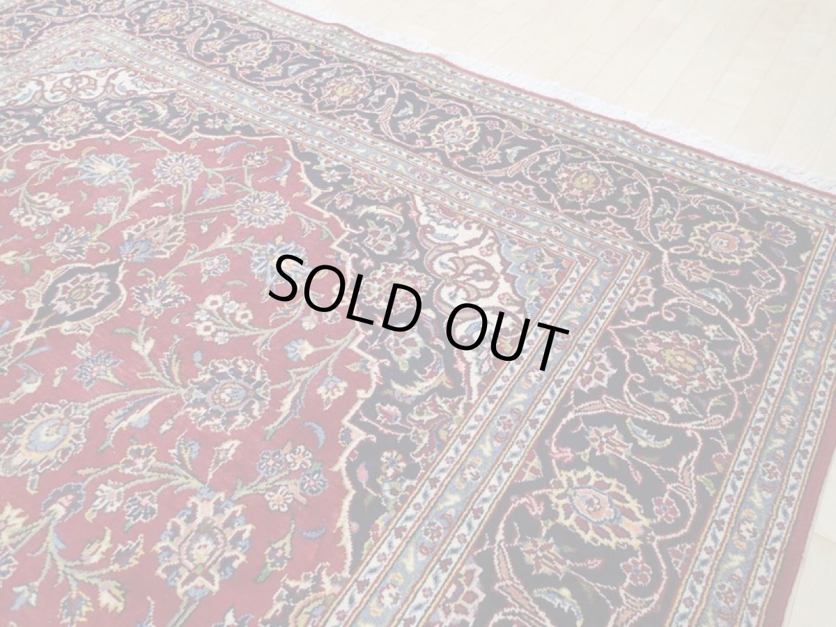 画像10: 美品 オールド ペルシャ 絨毯 カシャーン リビング ダイニング 大判 3m 6畳 3人掛けソファ サイズ  306 x 200 cm z108 手織り トライバル ラグ 天然 ウール 敷物 マット カーペット 青 生成り 赤 アラベスク 草木 花 柄 ヴィンテージ ビンテージ OLD 工房名入り (10)