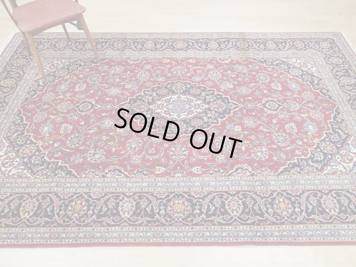 画像4: 美品 オールド ペルシャ 絨毯 カシャーン リビング ダイニング 大判 3m 6畳 3人掛けソファ サイズ  306 x 200 cm z108 手織り トライバル ラグ 天然 ウール 敷物 マット カーペット 青 生成り 赤 アラベスク 草木 花 柄 ヴィンテージ ビンテージ OLD 工房名入り (4)