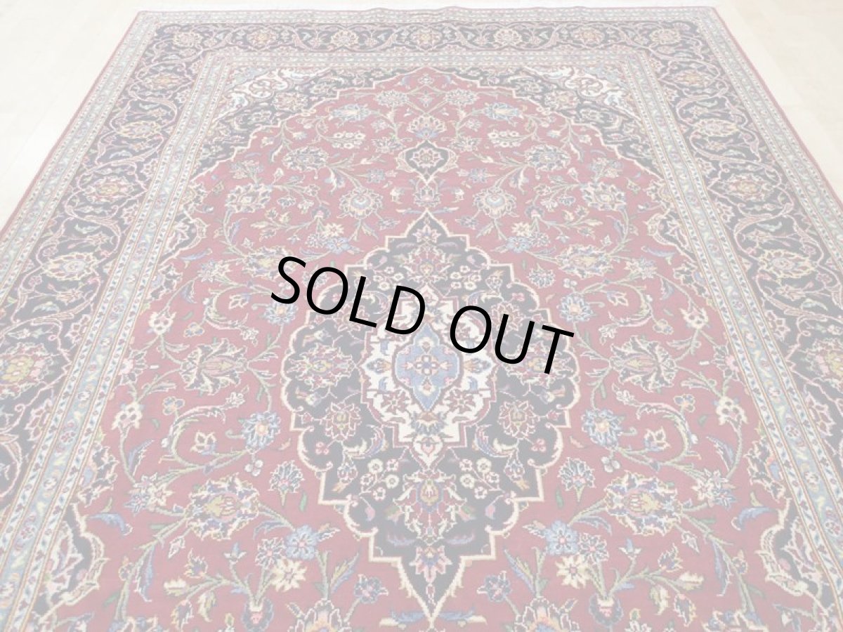 画像7: 美品 オールド ペルシャ 絨毯 カシャーン リビング ダイニング 大判 3m 6畳 3人掛けソファ サイズ  306 x 200 cm z108 手織り トライバル ラグ 天然 ウール 敷物 マット カーペット 青 生成り 赤 アラベスク 草木 花 柄 ヴィンテージ ビンテージ OLD 工房名入り (7)