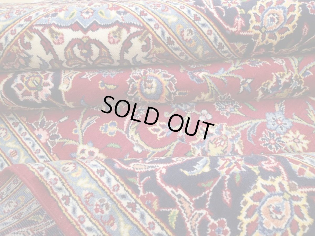 画像14: 美品 オールド ペルシャ 絨毯 カシャーン リビング ダイニング 大判 3m 6畳 3人掛けソファ サイズ  306 x 200 cm z108 手織り トライバル ラグ 天然 ウール 敷物 マット カーペット 青 生成り 赤 アラベスク 草木 花 柄 ヴィンテージ ビンテージ OLD 工房名入り (14)