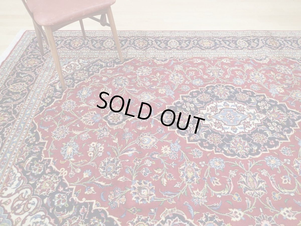 画像2: 美品 オールド ペルシャ 絨毯 カシャーン リビング ダイニング 大判 3m 6畳 3人掛けソファ サイズ  306 x 200 cm z108 手織り トライバル ラグ 天然 ウール 敷物 マット カーペット 青 生成り 赤 アラベスク 草木 花 柄 ヴィンテージ ビンテージ OLD 工房名入り (2)