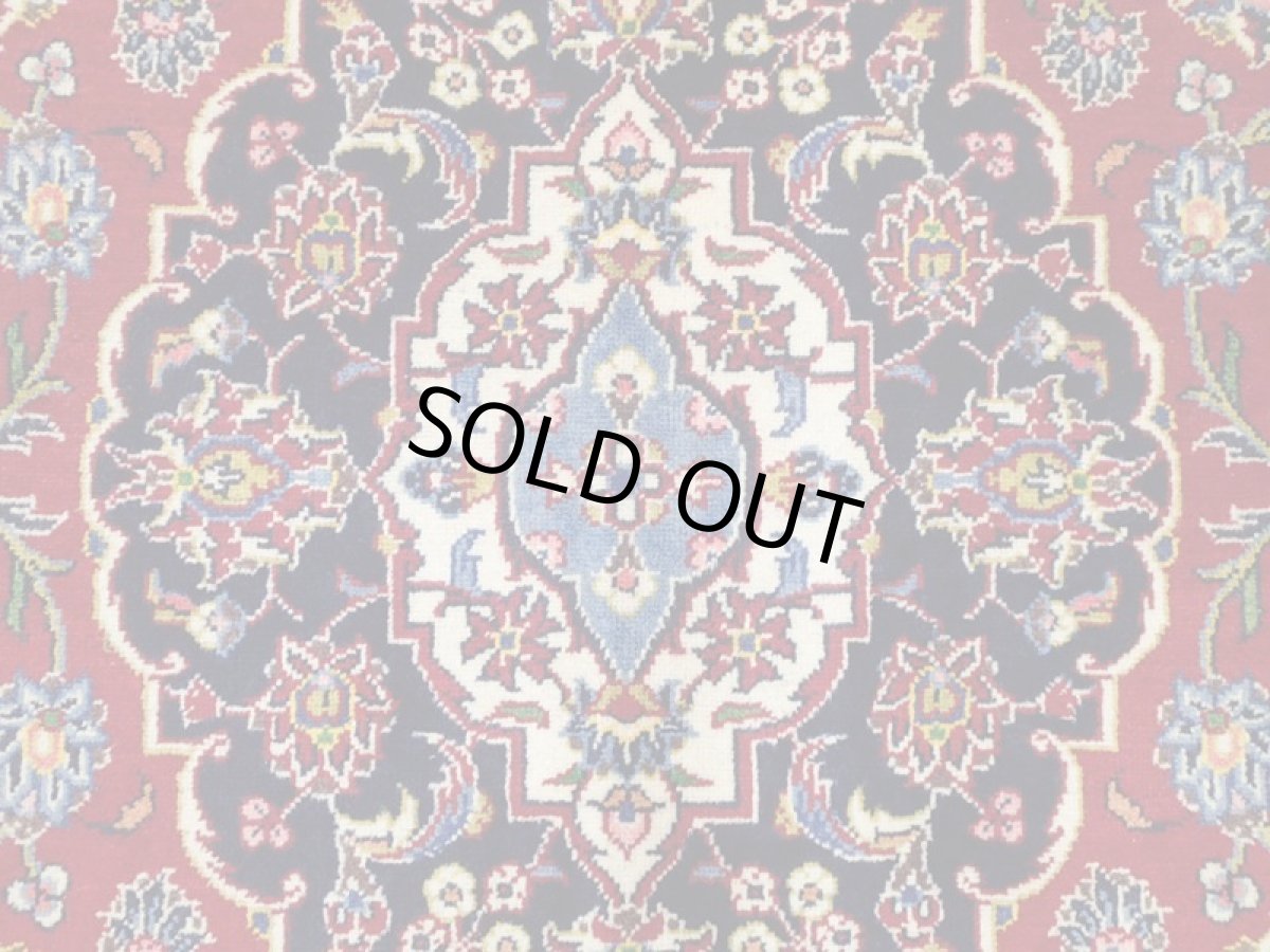 画像13: 美品 オールド ペルシャ 絨毯 カシャーン リビング ダイニング 大判 3m 6畳 3人掛けソファ サイズ  306 x 200 cm z108 手織り トライバル ラグ 天然 ウール 敷物 マット カーペット 青 生成り 赤 アラベスク 草木 花 柄 ヴィンテージ ビンテージ OLD 工房名入り (13)