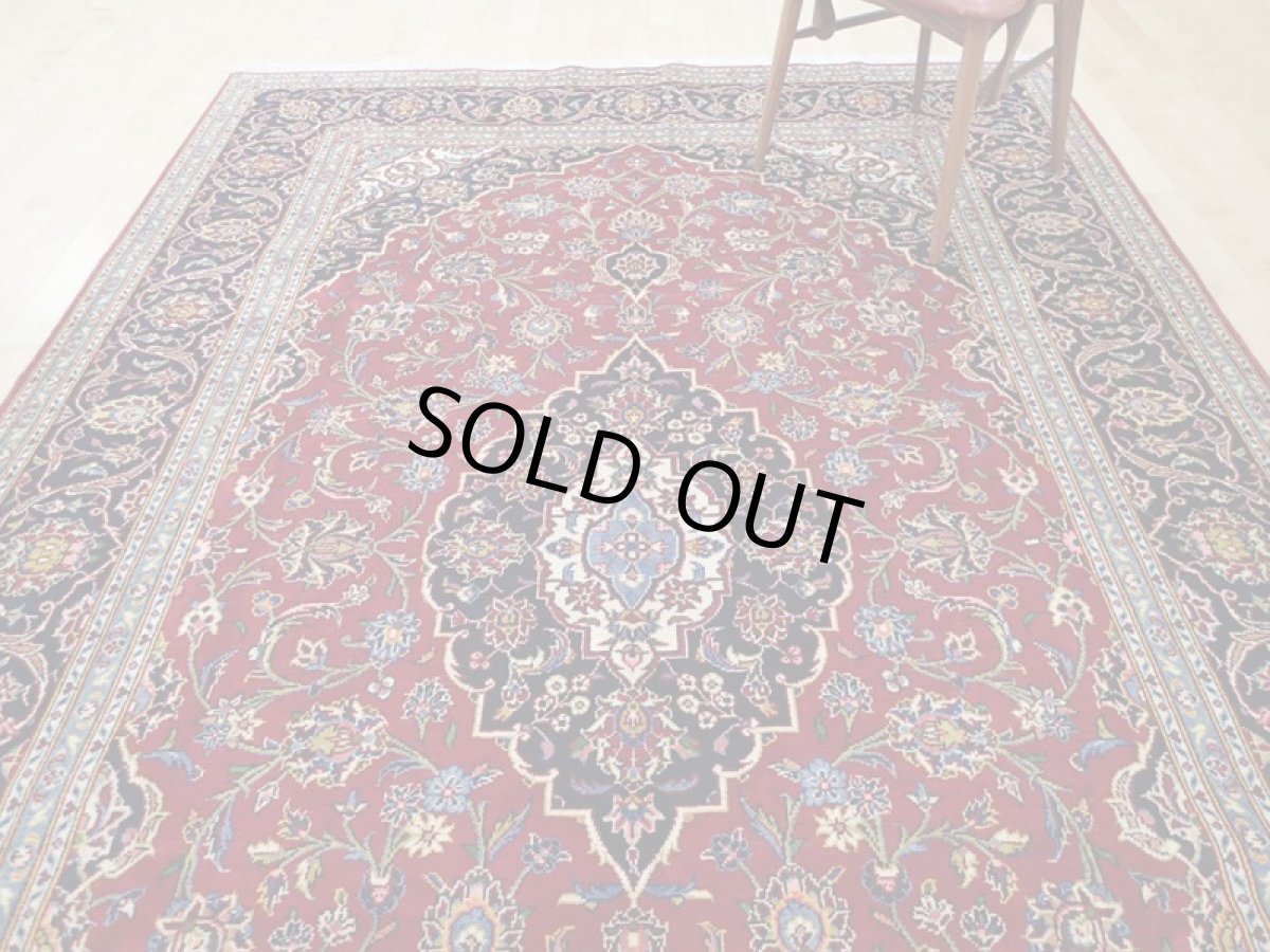 画像8: 美品 オールド ペルシャ 絨毯 カシャーン リビング ダイニング 大判 3m 6畳 3人掛けソファ サイズ  306 x 200 cm z108 手織り トライバル ラグ 天然 ウール 敷物 マット カーペット 青 生成り 赤 アラベスク 草木 花 柄 ヴィンテージ ビンテージ OLD 工房名入り (8)