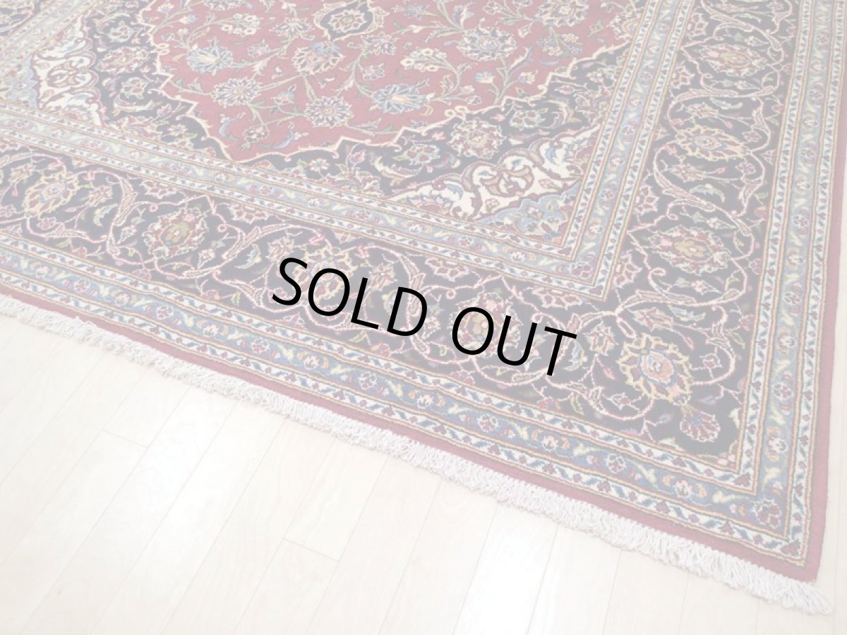 画像12: 美品 オールド ペルシャ 絨毯 カシャーン リビング ダイニング 大判 3m 6畳 3人掛けソファ サイズ  306 x 200 cm z108 手織り トライバル ラグ 天然 ウール 敷物 マット カーペット 青 生成り 赤 アラベスク 草木 花 柄 ヴィンテージ ビンテージ OLD 工房名入り (12)