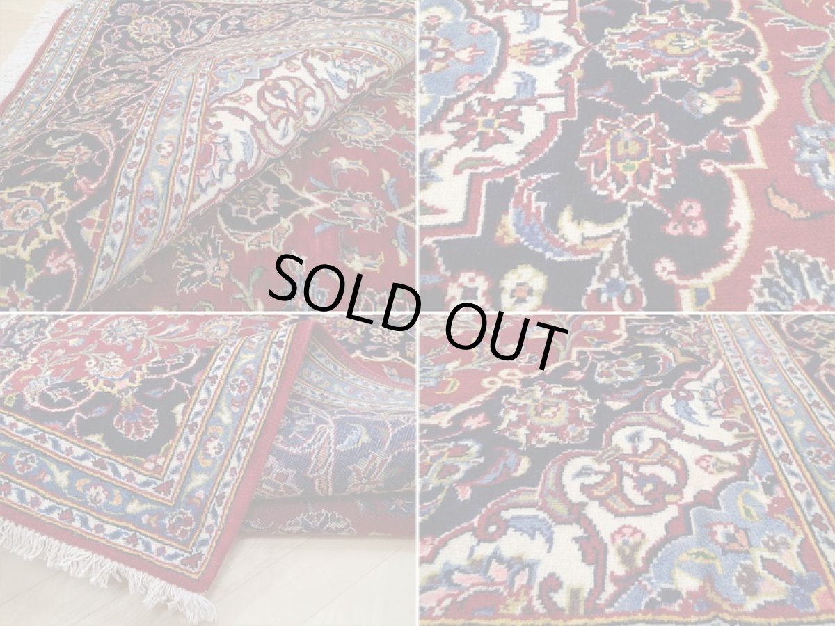 画像16: 美品 オールド ペルシャ 絨毯 カシャーン リビング ダイニング 大判 3m 6畳 3人掛けソファ サイズ  306 x 200 cm z108 手織り トライバル ラグ 天然 ウール 敷物 マット カーペット 青 生成り 赤 アラベスク 草木 花 柄 ヴィンテージ ビンテージ OLD 工房名入り (16)