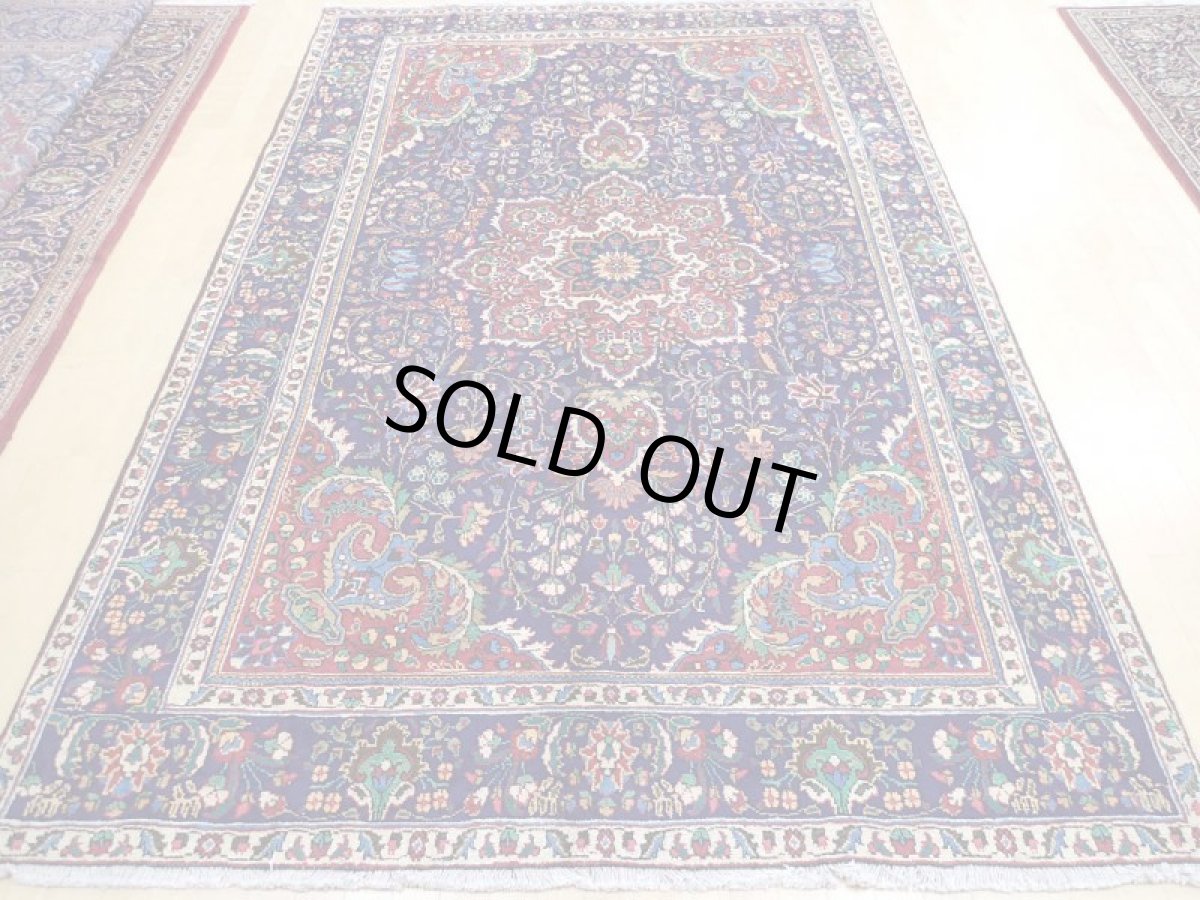 画像5: 良品 オールド ペルシャ 絨毯 タブリーズ リビング ダイニング 大判 3m 6畳 3人掛けソファ サイズ  305 x 205 cm z156 手織り トライバル ラグ 天然 ウール 敷物 マット カーペット 青 メダリオン 草木 花 柄 ヴィンテージ ビンテージ OLD (5)