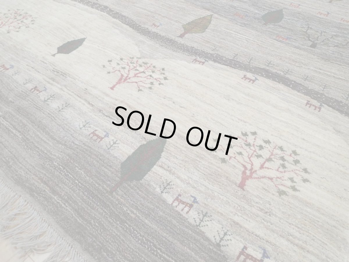 画像10: 新品 ペルシャ ギャッベ 2.5m リビング ダイニング 3帖 3人掛けソファ サイズ 250 x 210 cm n3 ハンドメイド ギャベ 手織り トライバル ラグ 天然 ウール 敷物 マット カーペット クリーム 茶 灰 動物 鹿 風景 (10)