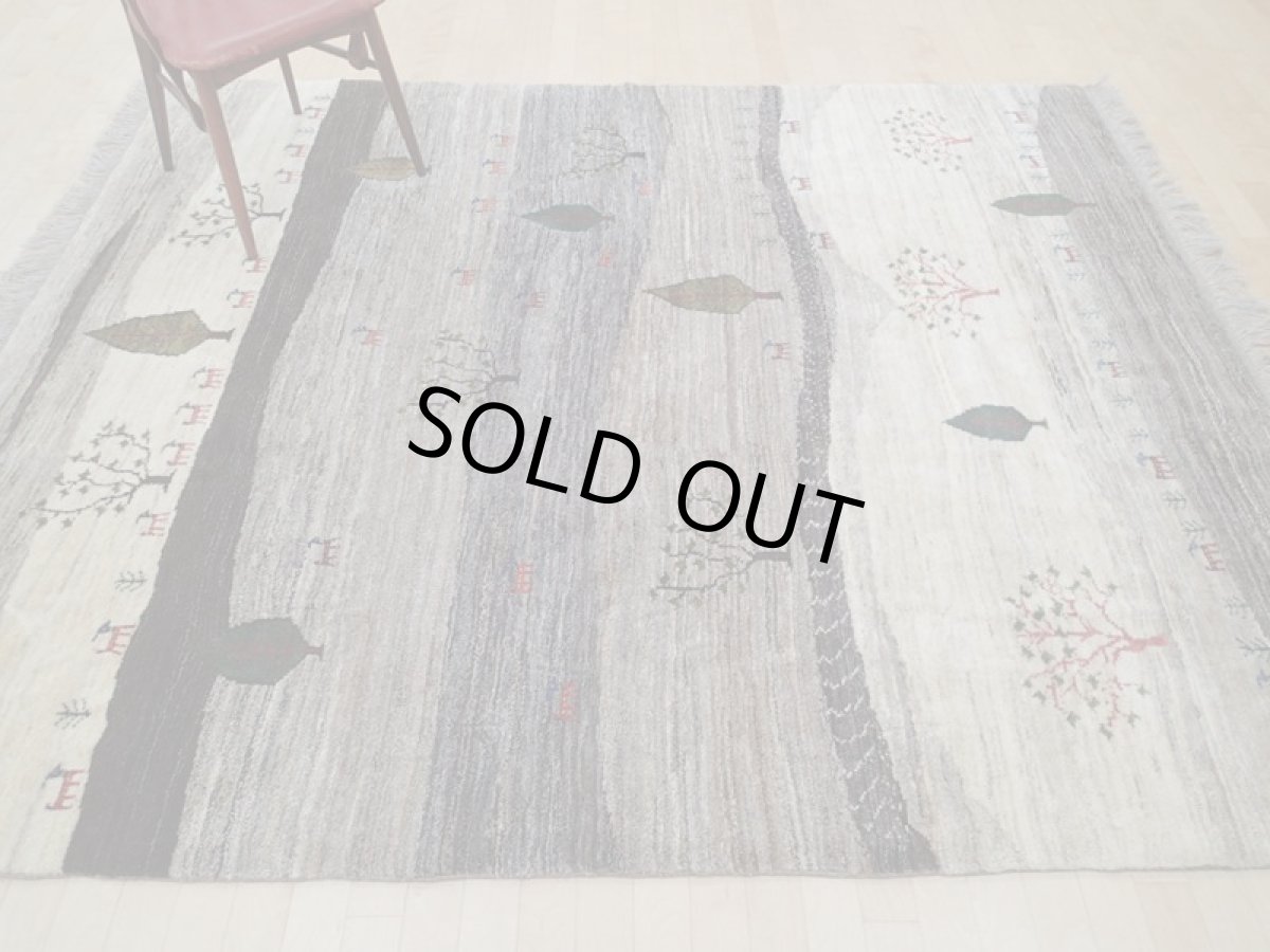 画像4: 新品 ペルシャ ギャッベ 2.5m リビング ダイニング 3帖 3人掛けソファ サイズ 250 x 210 cm n3 ハンドメイド ギャベ 手織り トライバル ラグ 天然 ウール 敷物 マット カーペット クリーム 茶 灰 動物 鹿 風景 (4)
