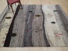 画像4: 新品 ペルシャ ギャッベ 2.5m リビング ダイニング 3帖 3人掛けソファ サイズ 250 x 210 cm n3 ハンドメイド ギャベ 手織り トライバル ラグ 天然 ウール 敷物 マット カーペット クリーム 茶 灰 動物 鹿 風景 (4)