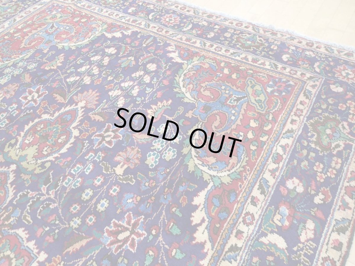 画像9: 良品 オールド ペルシャ 絨毯 タブリーズ リビング ダイニング 大判 3m 6畳 3人掛けソファ サイズ  305 x 205 cm z156 手織り トライバル ラグ 天然 ウール 敷物 マット カーペット 青 メダリオン 草木 花 柄 ヴィンテージ ビンテージ OLD (9)