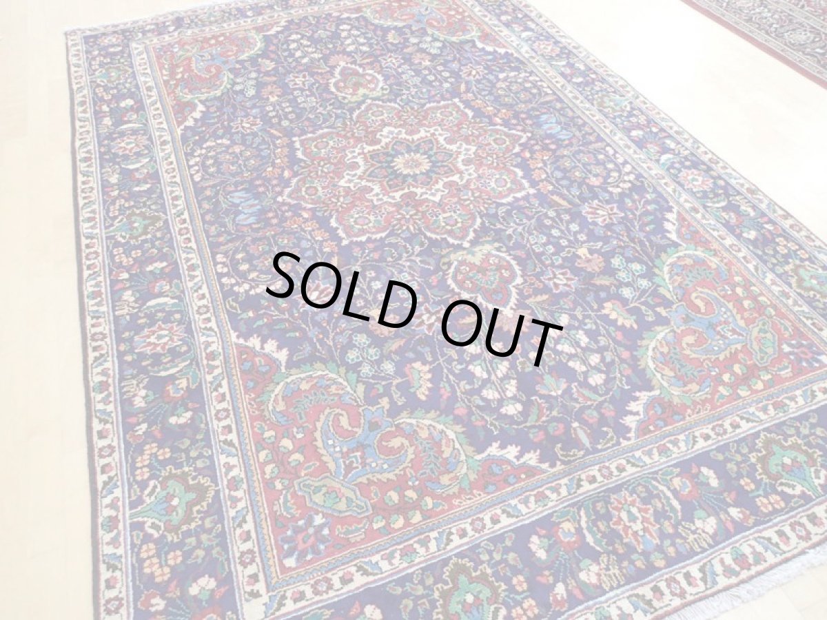 画像6: 良品 オールド ペルシャ 絨毯 タブリーズ リビング ダイニング 大判 3m 6畳 3人掛けソファ サイズ  305 x 205 cm z156 手織り トライバル ラグ 天然 ウール 敷物 マット カーペット 青 メダリオン 草木 花 柄 ヴィンテージ ビンテージ OLD (6)