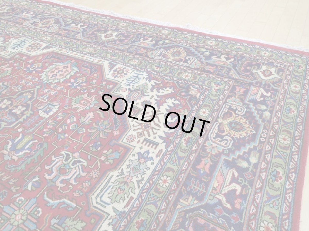 画像8: 良品 オールド ペルシャ 絨毯 タブリーズ リビング ダイニング 大判 3.5m 6畳 3人掛けソファ サイズ  340 x 245 cm z132 手織り トライバル ラグ 天然 ウール 敷物 マット カーペット 赤 メダリオン 草木 花 柄 ヴィンテージ ビンテージ OLD (8)