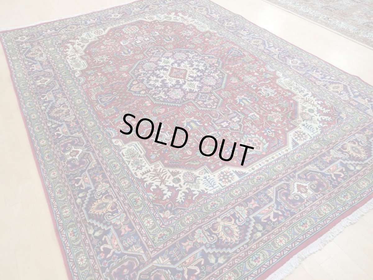 画像5: 良品 オールド ペルシャ 絨毯 タブリーズ リビング ダイニング 大判 3.5m 6畳 3人掛けソファ サイズ  340 x 245 cm z132 手織り トライバル ラグ 天然 ウール 敷物 マット カーペット 赤 メダリオン 草木 花 柄 ヴィンテージ ビンテージ OLD (5)