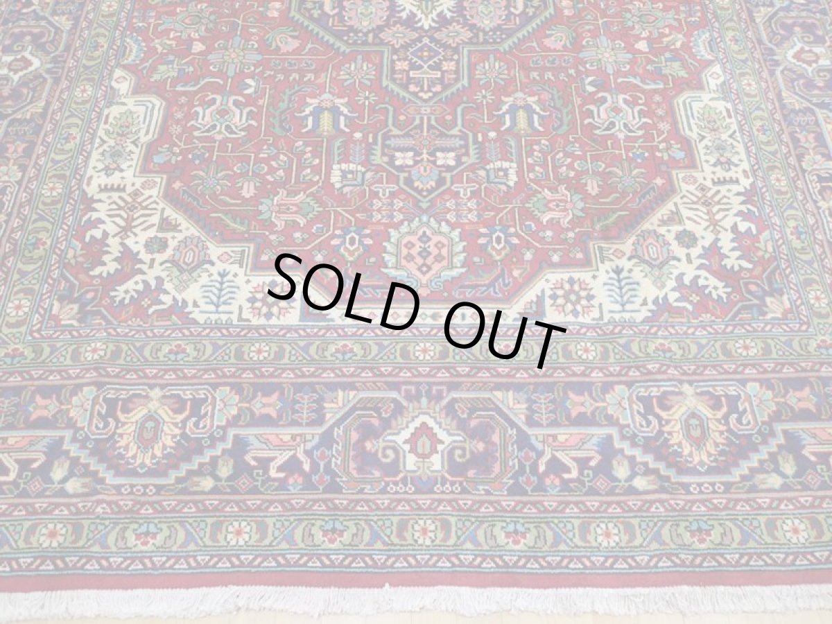 画像7: 良品 オールド ペルシャ 絨毯 タブリーズ リビング ダイニング 大判 3.5m 6畳 3人掛けソファ サイズ  340 x 245 cm z132 手織り トライバル ラグ 天然 ウール 敷物 マット カーペット 赤 メダリオン 草木 花 柄 ヴィンテージ ビンテージ OLD (7)